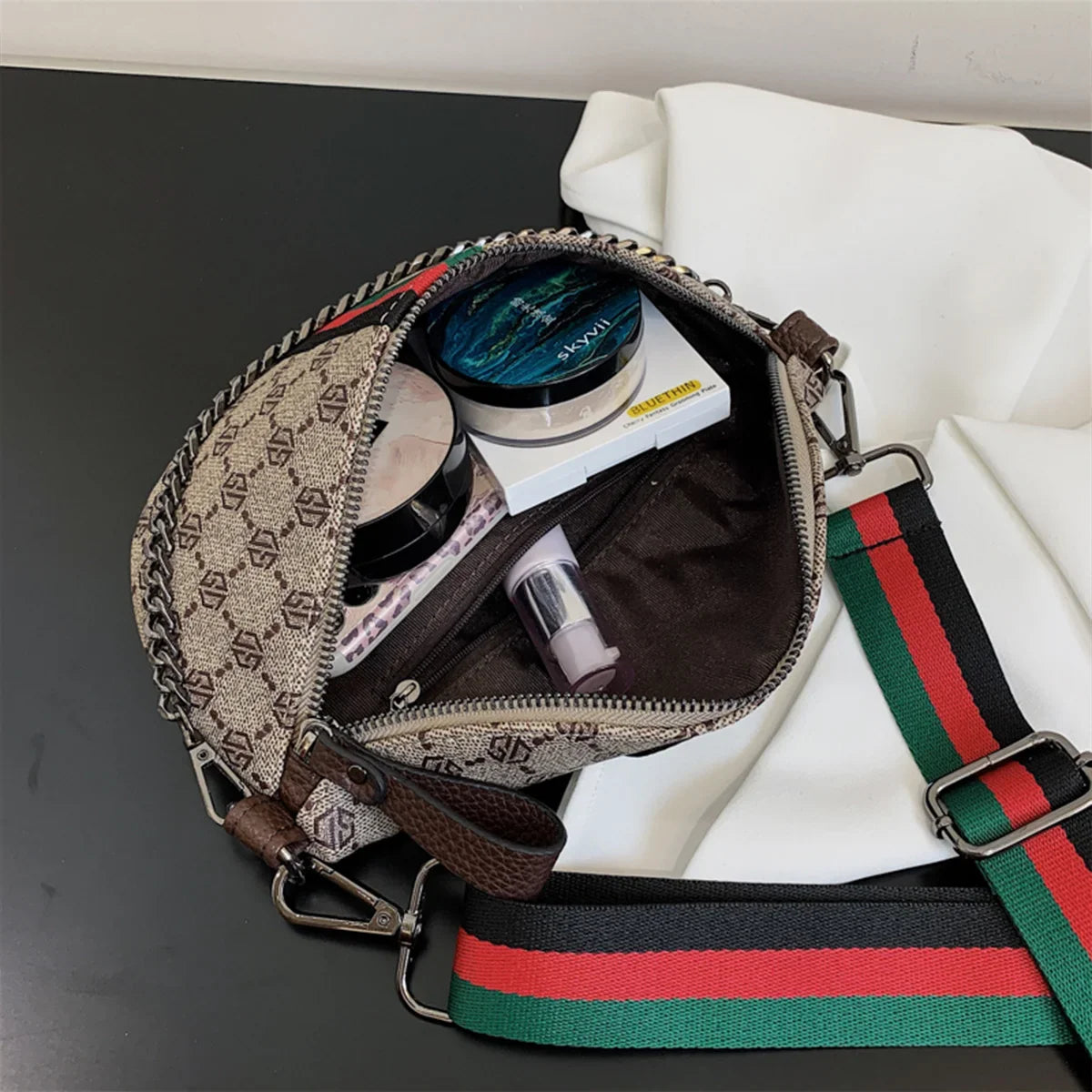 Sac Ceinture Romy – Motif Rayé avec Chaîne