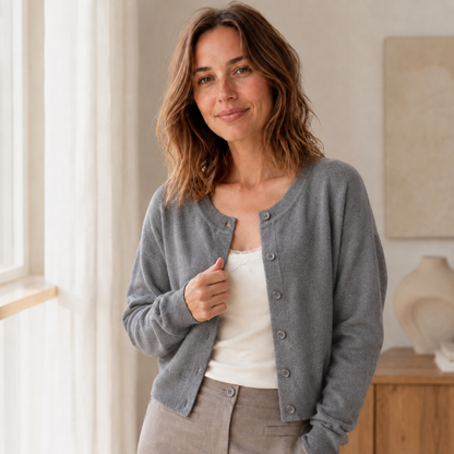Cardigan maille fine Lou – Court, col rond & boutonnage